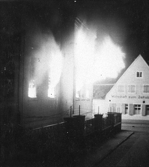 In der Reichspogromnacht 9. / 10. November 1938 steckten mehrere bekannte Nazis (über-wiegend SA) die Speyerer Synagoge in Brand. Sie brannte völlig aus Vernichtet wurden auch mindestens acht Torahrollen, die Gemeindebibliothek, fast das gesamte Gemeindearchiv sowie sämtliches Notenmaterial von Synagogenchor, Organist und Kantor (darunter Kompositionen des hier tätig gewesenen Moritz Rosenhaupt),